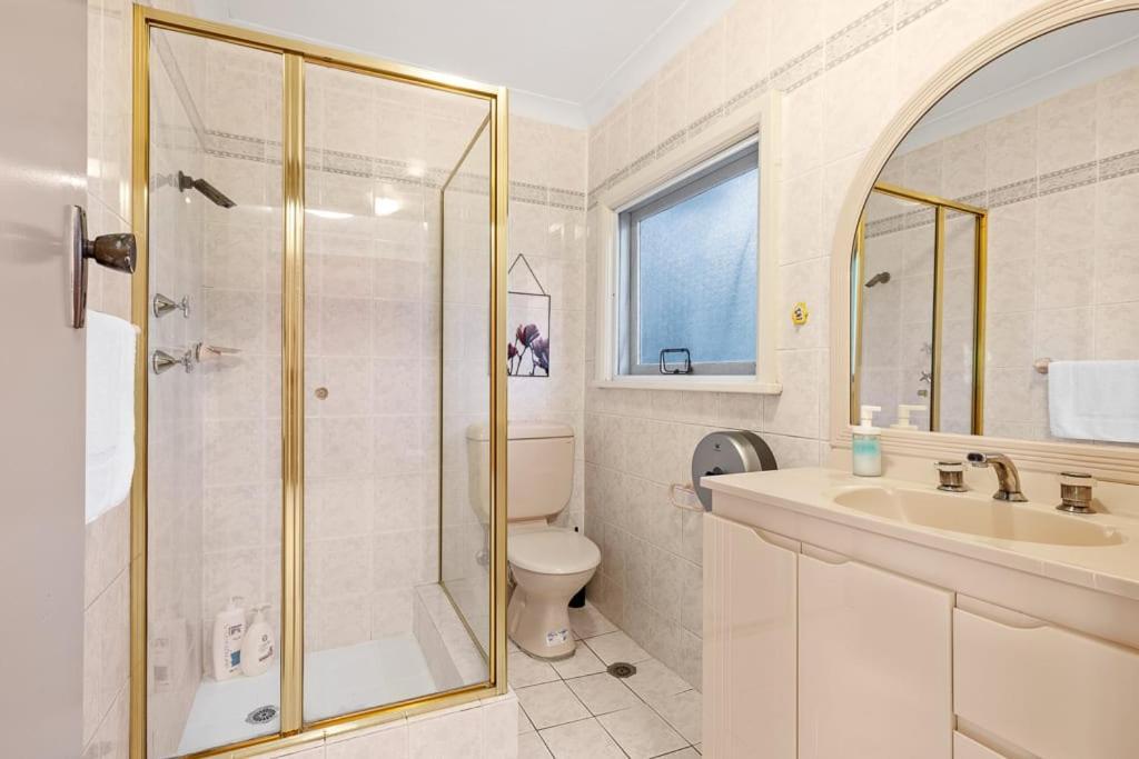 Private In Near Train & Bus Sleeps 2 Pymble