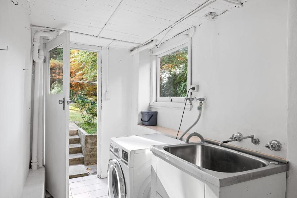 Private In Near Train & Bus Sleeps 2 Holiday home Pymble