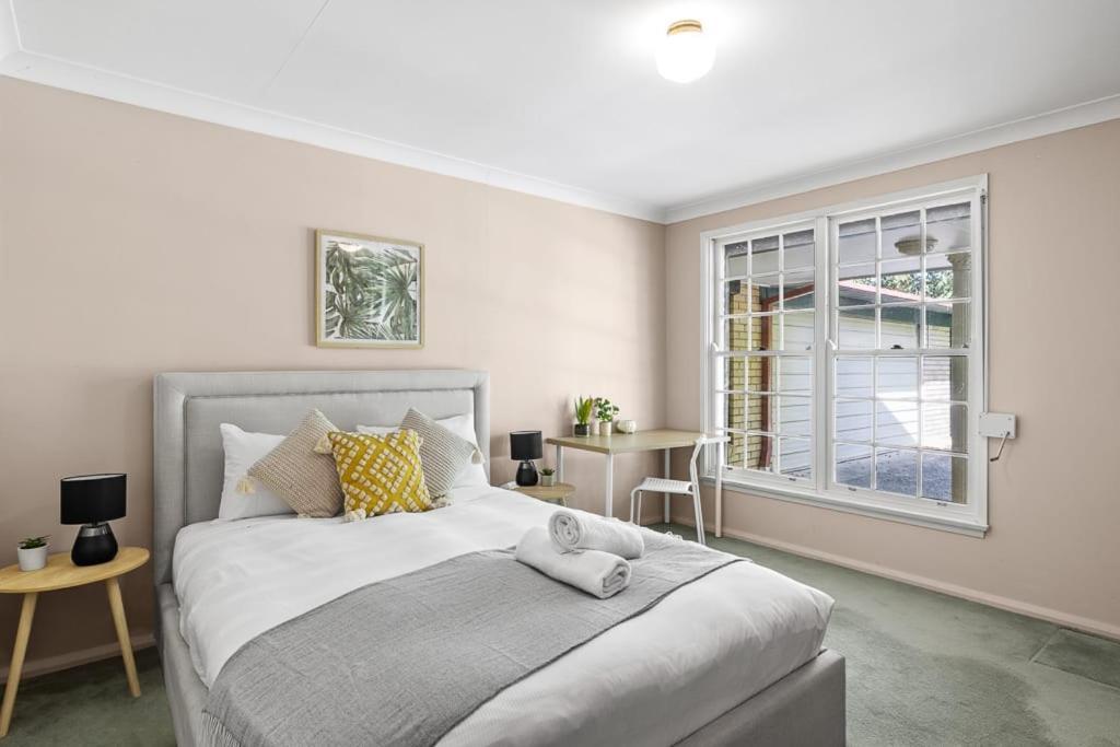 Private In Near Train & Bus Sleeps 2 Holiday home Pymble